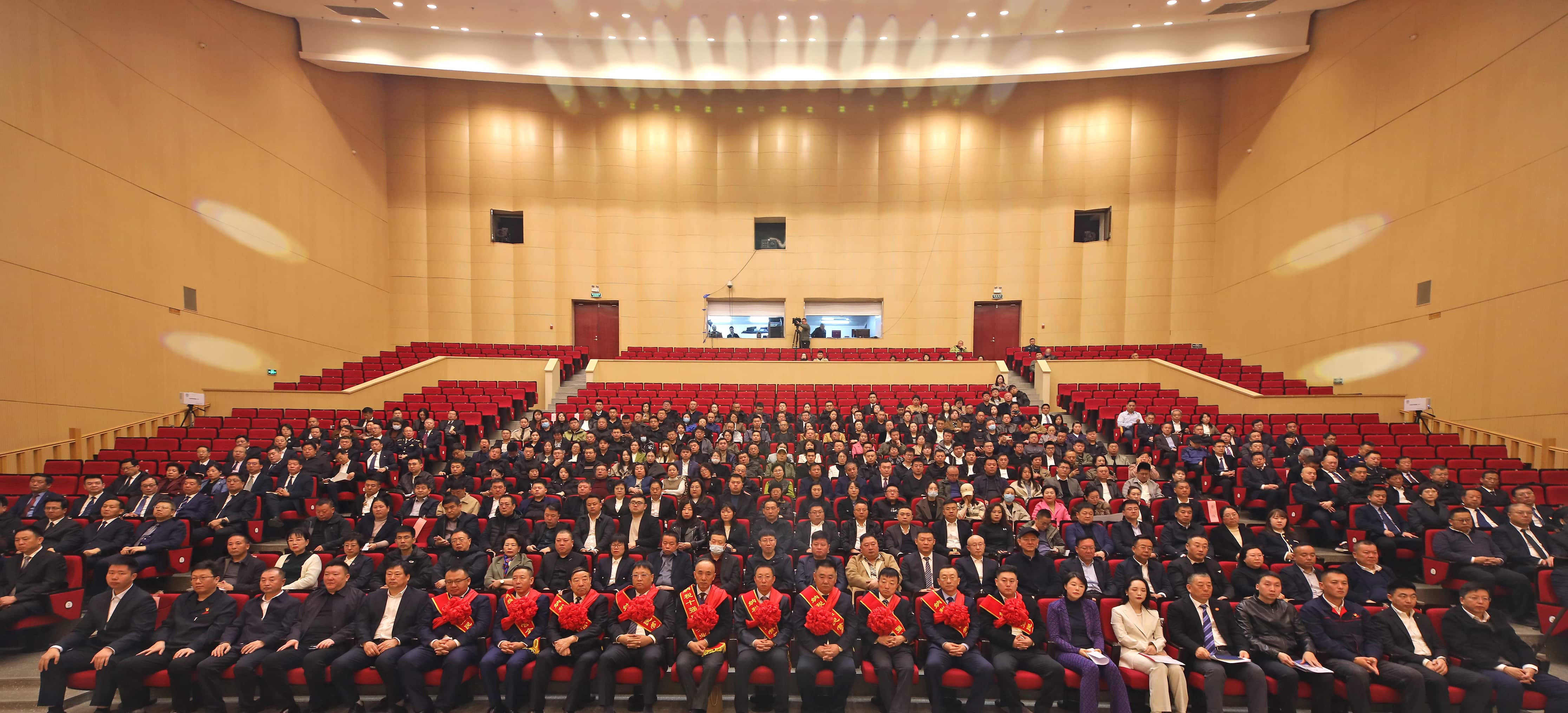 正業(yè)集團再登納稅十強榜！董事長趙立君出席全市民營經(jīng)濟大會接受表彰(圖4)